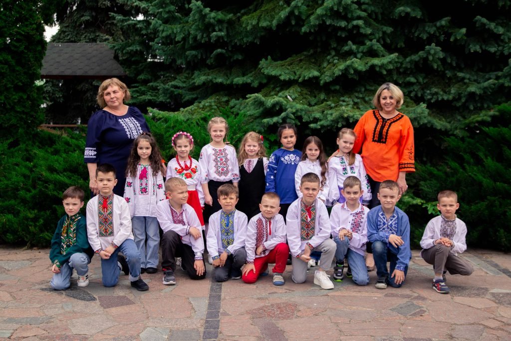 Діти ліцею та садочка «Мої обрії» у вишиванках на святі.