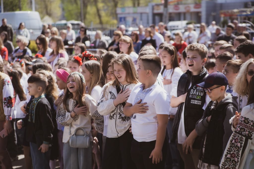 Діти виконують державний гімн України в ліцеї «Мої обрії».