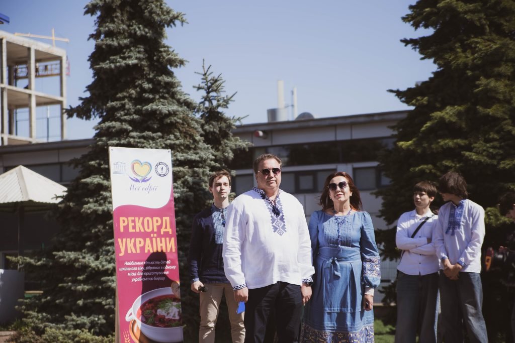 Глава закладу «Мої обрії» вітає дітей та команду педагогів.